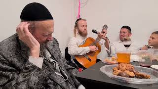 "מְצָאֻנִי הַשֹּׁמְרִים" - ר' משה מרדכי אפשתין שר ומנגן בשבע ברכות שלו שיר מיוחד שהלחין