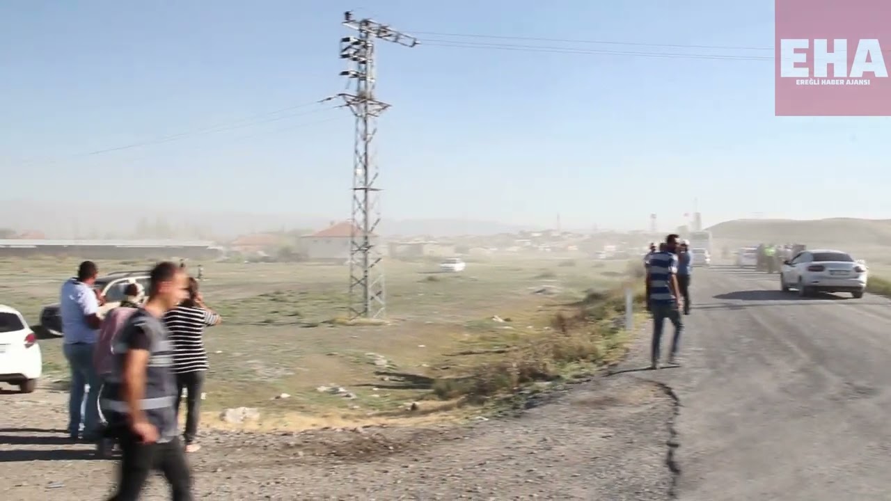 Polisten kaçan ehliyetsiz sürücü önce polis aracına çarptı sonra tarlaya uçtu