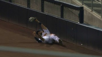 ARI@SD: Kemp slides for a great catch in foul ground