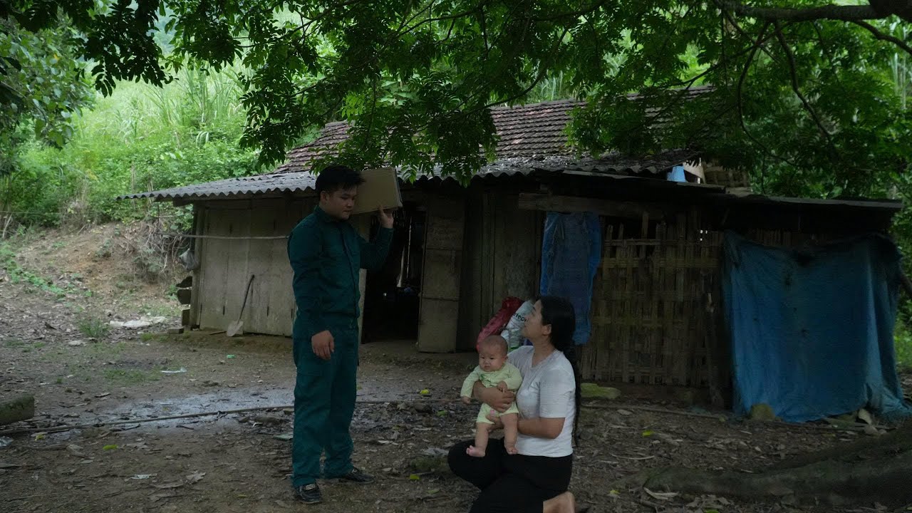 Полицейский Тунг помог матери-одиночке Тиу Линь отремонтировать заброшенный дом.