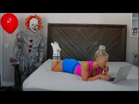 “it”-pennywise-clown-prank!!-(hilarious)