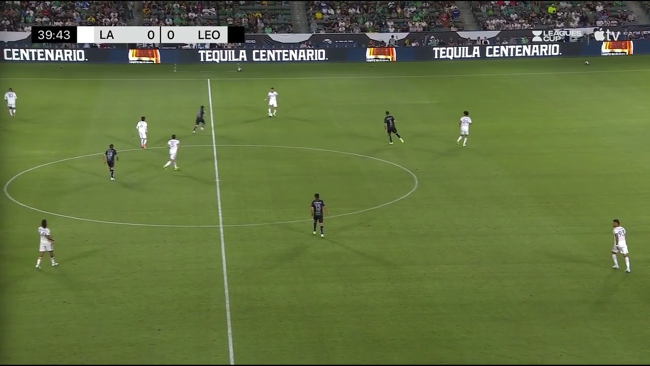 Raheem Edwards lateral izquierdo atacando por dentro vs Leon 26.07.23