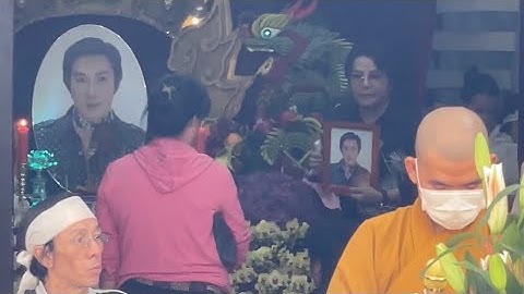 Cúng thất 49 ngày NSƯT Vũ Linh: Linh Tâm lau nước mắt ôm di ảnh trước bàn thờ, Linh Tý an ủi cha