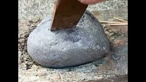 Камень внутри ракушка