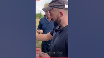 🐔 "Steek je hand in de doos" | Kaleb wist dat dit ging gebeuren! 🤣