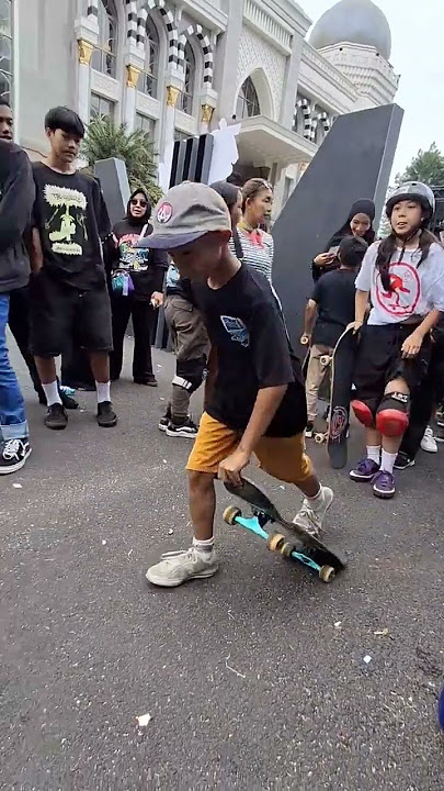 Anak kecil bermain skate board Wih Keren #skateboarding #satuklikuntukwujudkanimpianmu #skate