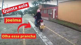 Aula de moto para iniciantes, quinta aula da aluna Joelma, fazendo a rampa.