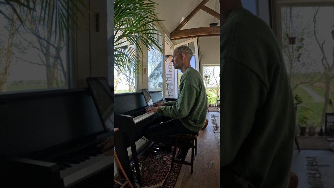 Guarda Lövestad - Get Through | Piano concept #piano #housemusic #lovesong su YouTube Guarda Lövestad - Get Through | Piano concept #piano #housemusic #lovesong su YouTube