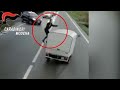 Modena, apecar a zigzag in contromano: il carabiniere a piedi blocca l’autista