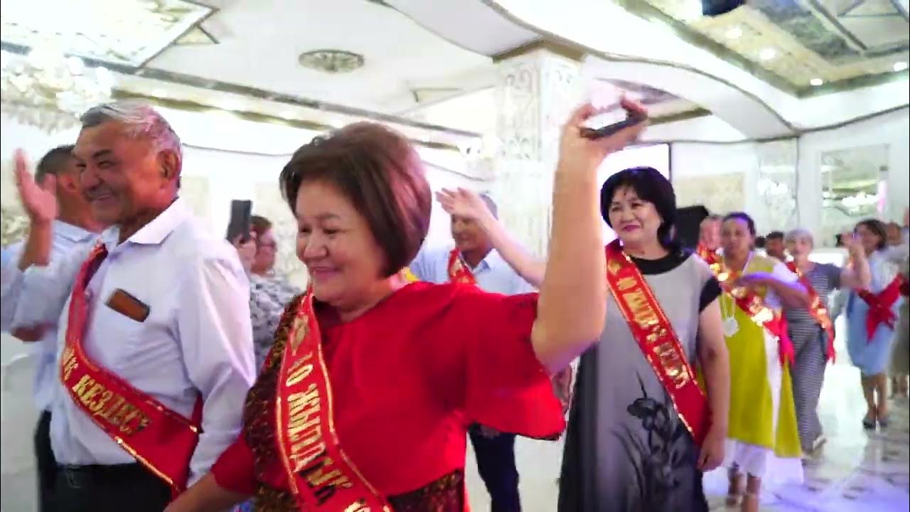 Мас адамды дөрекі түрде ұрып жіберді Жігітке арналған секс-машинаның порно видеосы