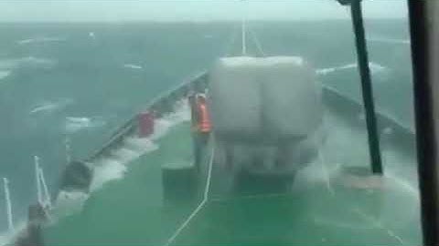 Tàu Cảnh sát biển vượt sóng gió cứu nạn tàu cá