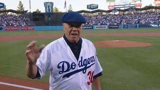 ARI@LAD Gm2: Maury Wills throws first pitch in Game 2