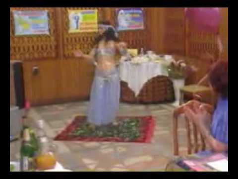 Barefoot Bellydance on broken glass - Danza del Vientre descalza sobre vidrios rotos.