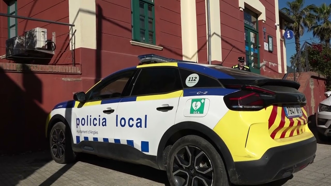 Un vehicle arrenca una dotzena de pilones a Anglès i fuig sense aturar-se