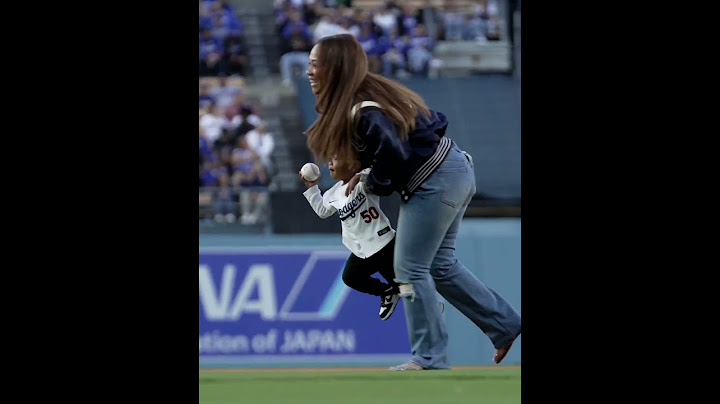 Mookie Betts' son threw out the first pitch on dad's bobblehead night 🫶 (via @dodgers/IG)