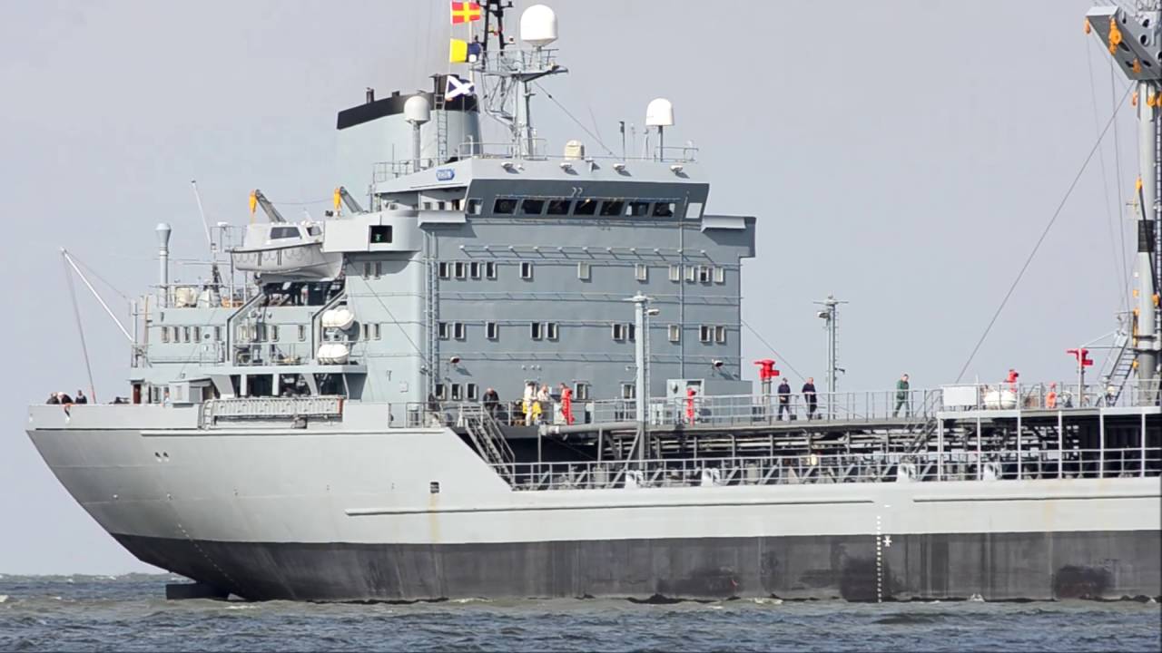 Betriebsstofftransporter RHÖN (A 1443) einlaufend Wilhelmshaven