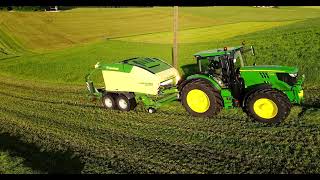 Pressen mit John Deere 6155R und Krone Comprima | Lohnunternehmen Johann Fegg