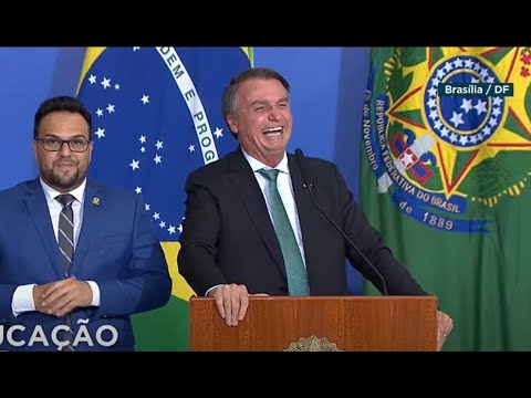 Em cerimônia, Bolsonaro faz piada sexual: “Só não como o que não tem”