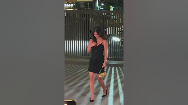 Shahrukh Khan adjusts his daughter Suhana's clothes in front of everyone #shortvideo