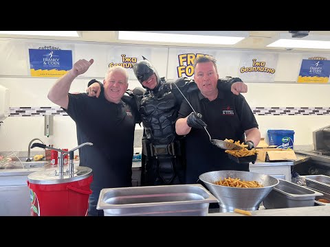 Franky en Coen delen heerlijke friet en snacks uit in Borodyanka #ukraine #help #batman