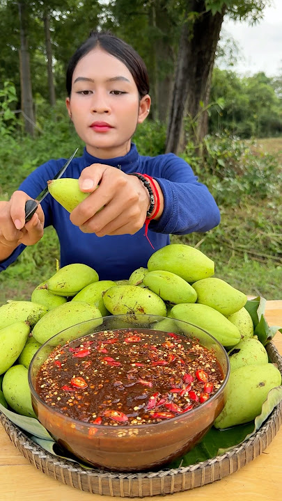 Eating green mango with shrimp pasted #eating #food #shortvideo #shorts #mukbang
