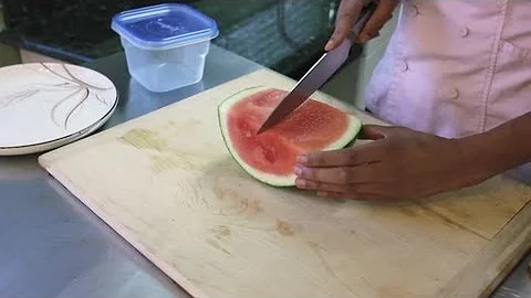 How to Cut Watermelon & Refrigerate : Fruit Cutting Tips - DayDayNews