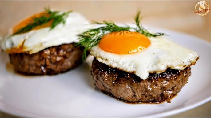 Известный кулинар озвучил простой рецепт сочного бифштекса с яйцом