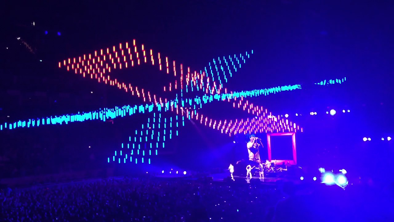 Red Hot Chilli Pepper Kinetic Lighting - The O2 - YouTube