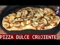 Pizza dulce crujiente con cajeta, manzana y plátano