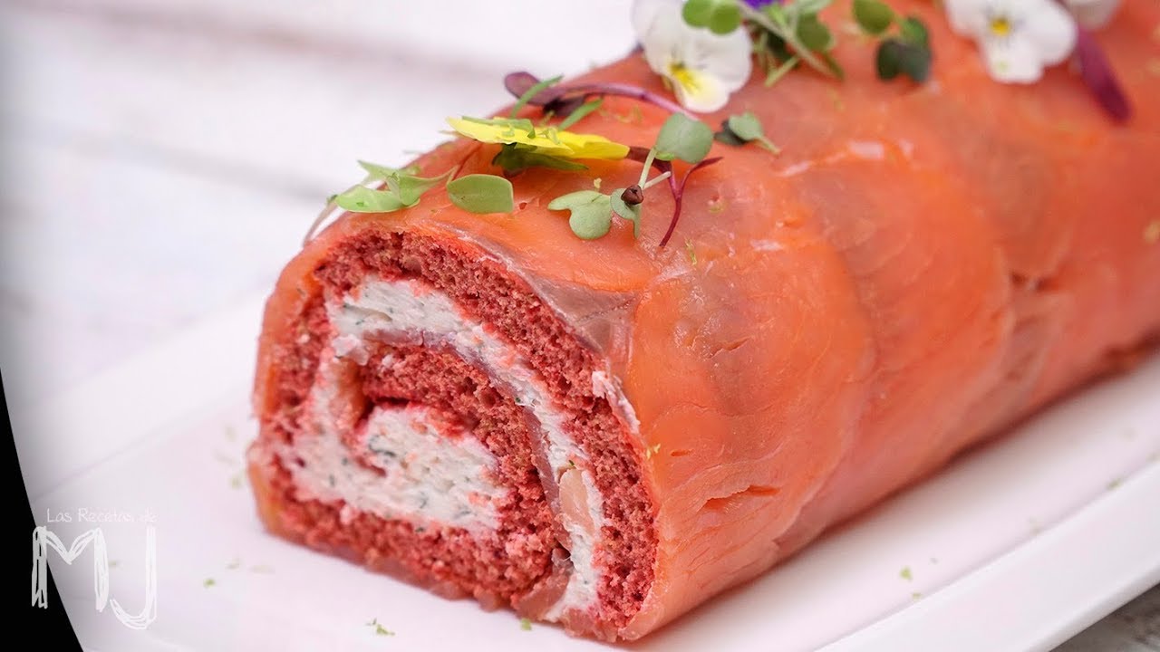 Brazo de gitano de salmón ahumado relleno de cangrejo y queso