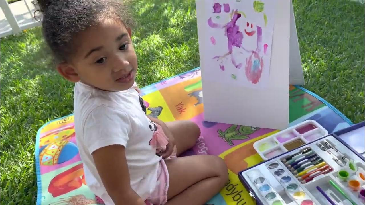 Painting with Amira’s new Crayola paint & create Easel Case YouTube