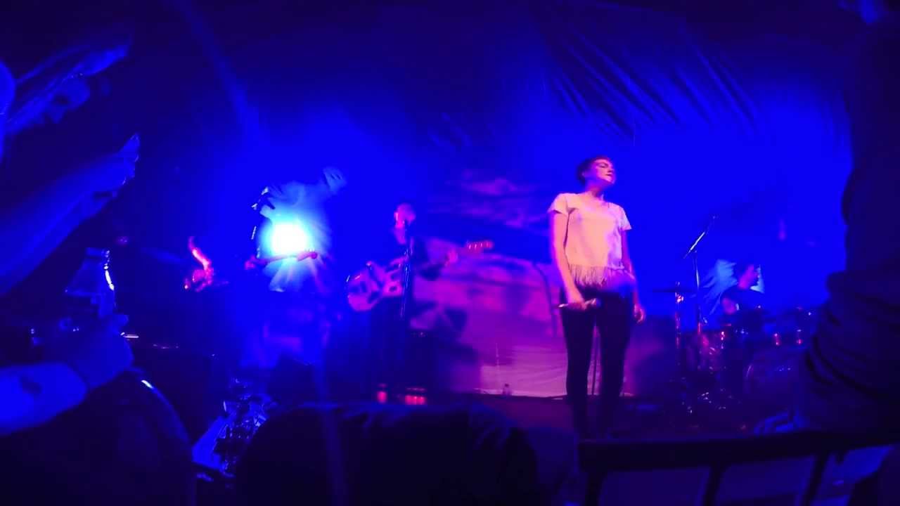 Chlöe Howl - No Strings (live)