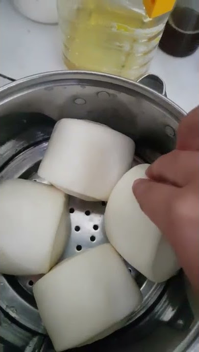 Kue mantau adalah roti bulat kukus cina yang biasanya dibuat polos, tanpa isian di bagian dalamnya.