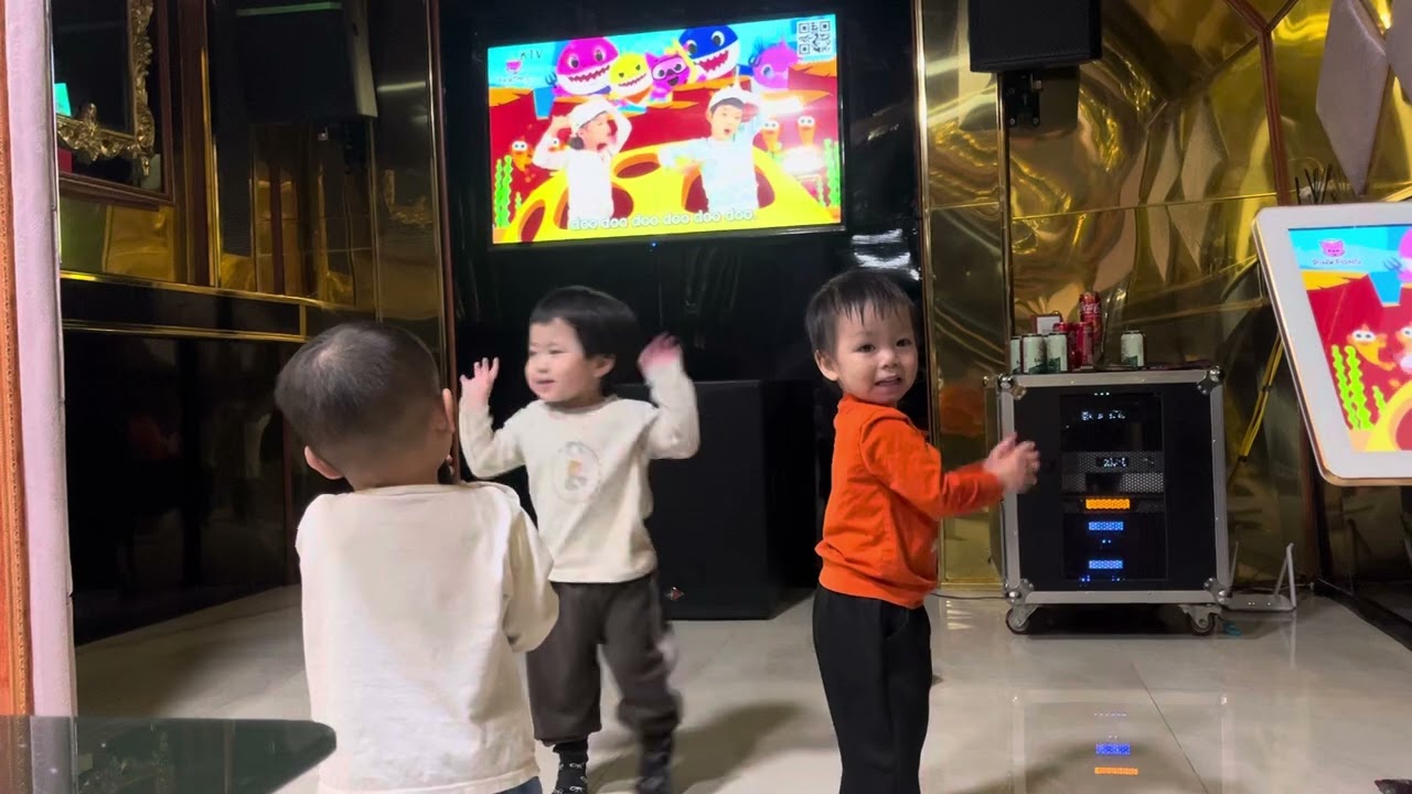 1 ca sĩ - 2 múa phụ đạo🤣🤣🤣