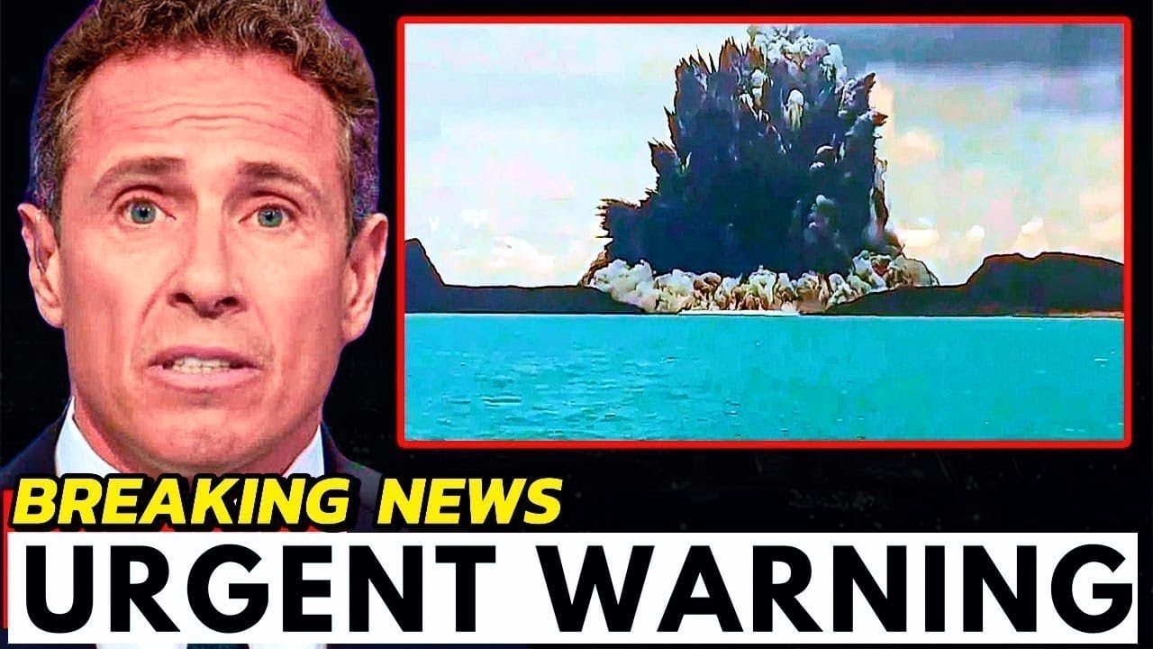 Огромный подводный вулкан поднимается над океаном.