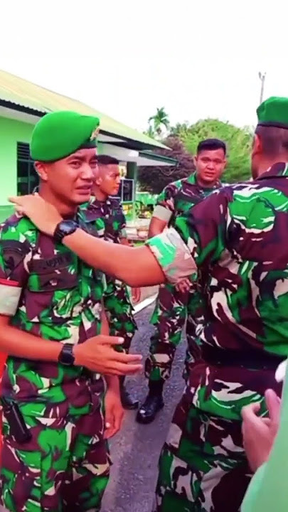 prajurit menangis saat perpisahan dgn komandan