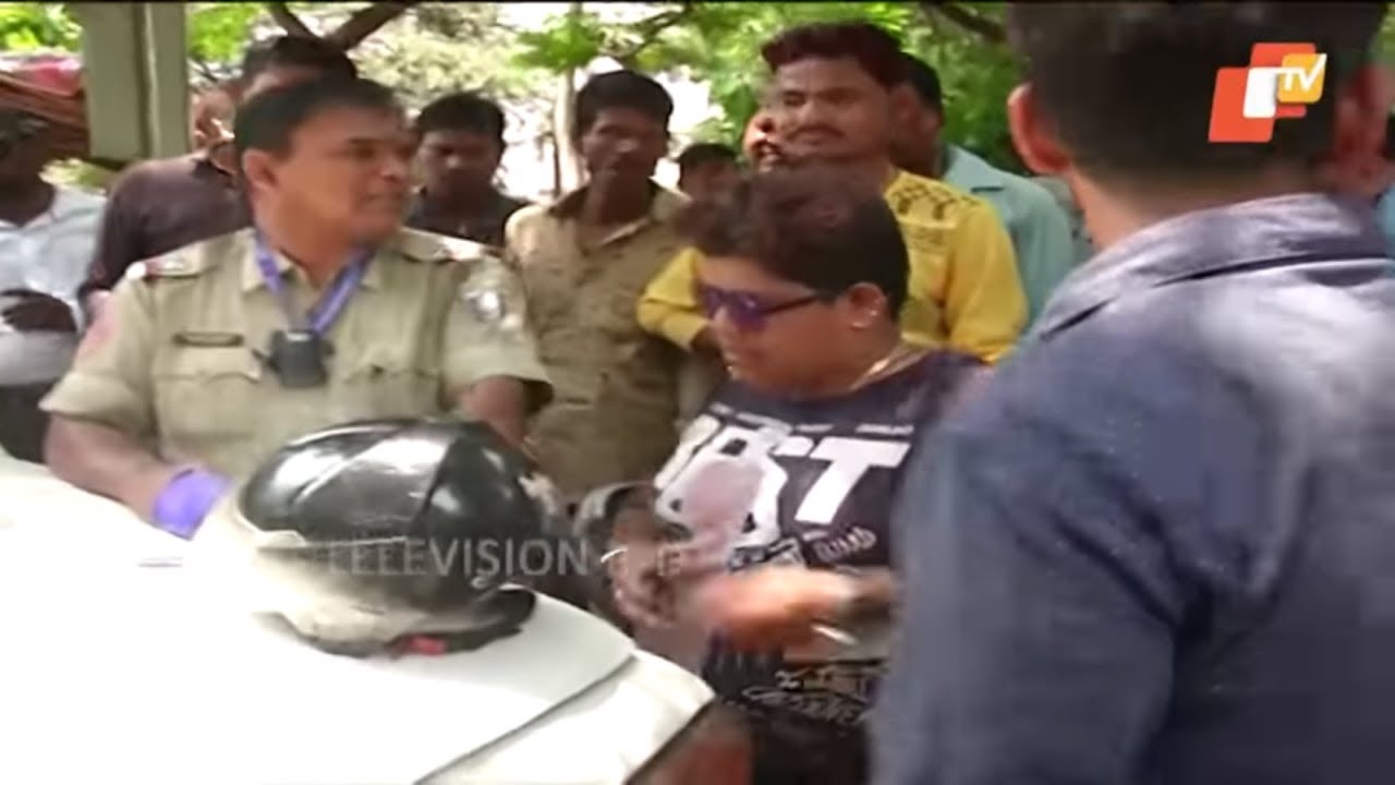 ହେଲମେଟ ଡ୍ରାମା: ଘରେ ମାରି ପକେଇବେ ଟିଭି ଦେଖିଲେ | ଭାଇଙ୍କର ଧନୁ ରାଶି ଖରାପ ଚାଲିଛି - Best of News Fuse