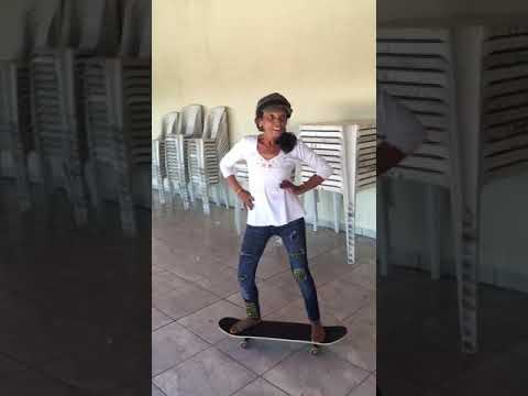 Ditazika dançando em cima do skate !!!75 anossss arrasandoo !!