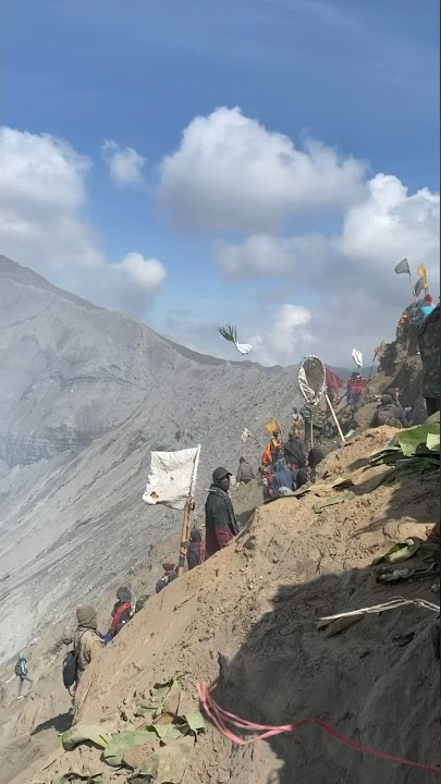 Keseruan lempar ke kawah bromo