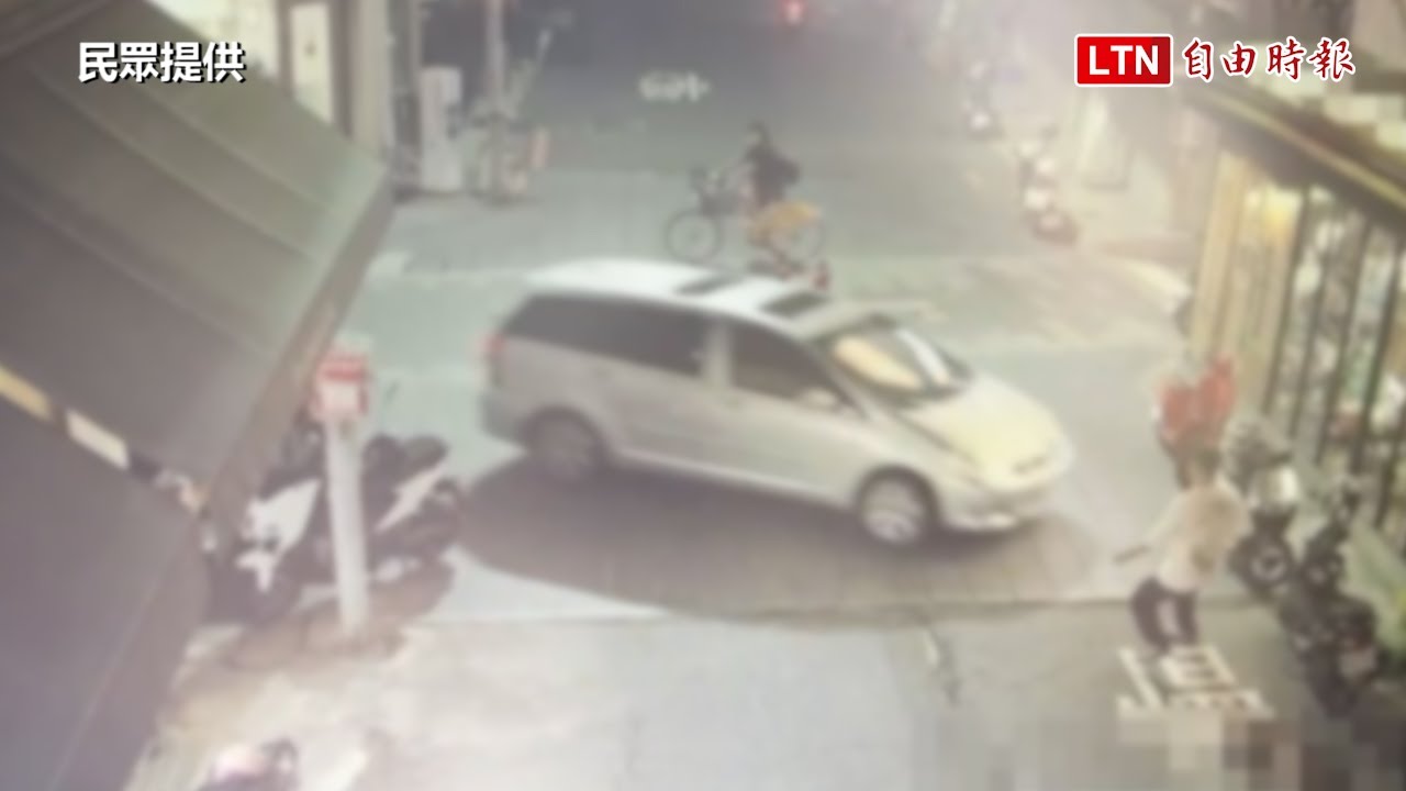 又見高齡駕駛失控暴衝！台南76歲翁撞翻兩機車 肇禍「拄拐杖」下車