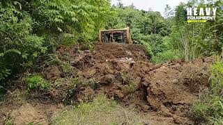 EXCELENTE TRABALHO Operador de BULLDOZER D6R XL trabalha para alargar estradas de plantações