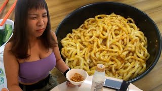 沒工作的網紅買大王麻辣乾麵找人挑戰 賺了不少錢？（Spicy noodles challenge）