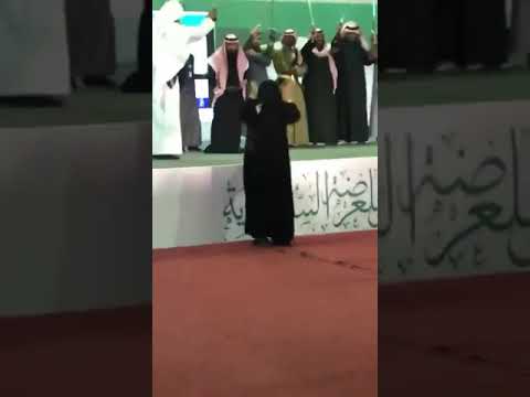 سعودية تخلع الحجاب وترقص الجنادرية 