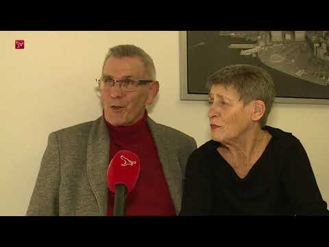Trotse grootouders kijken naar Söngvakeppnin
