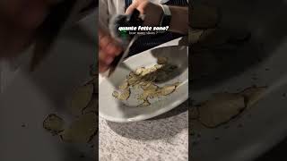 Pioggia di tartufo: il suono della felicità. ✨ Quante fette sono secondo voi? Fatemelo sapere!!
