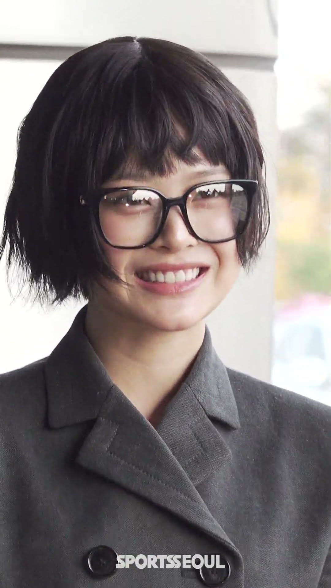 뉴진스 하니, 시크한데 안경 때문에 귀여움