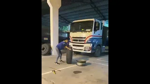 超厲害拆裝大卡車輪胎 - 天天要聞