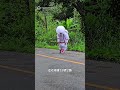 當政府不修「月球級道路」🚧泰國居民直接派太空人抗議🧑‍🚀🤣#道路坑洞 #太空人#爛路 #月球表面 #迷因 #梗圖 #太空人 #抗議 #道路維修