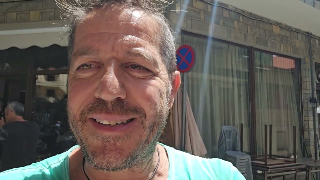 μέσα στα σοκάκια του Χωριού Λιβάδι Ολύμπου