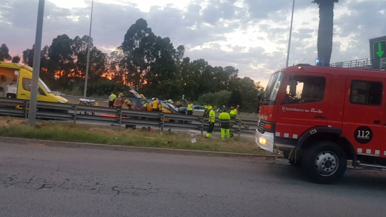 Espectacular accidente c31 autovía de castelldefels YouTube Espectacular accidente c31 autovía de castelldefels YouTube